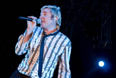 Simon Le Bon sahnede oynuyor.