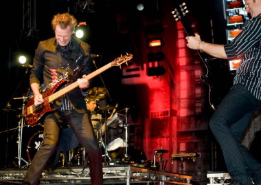 John Taylor sahnede oynuyor.