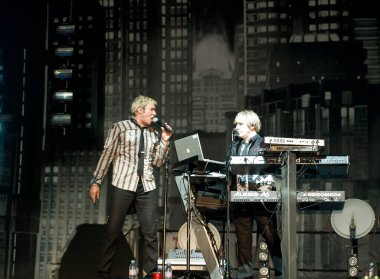 Nick Rhodes sahnede oynuyor.