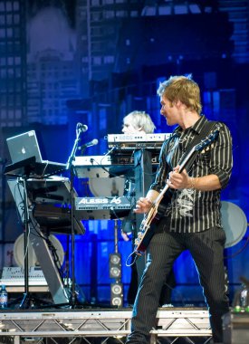 Dom Brown sahnede oynuyor.