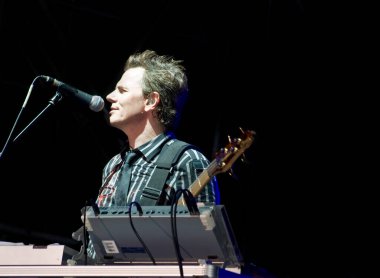 John Taylor sahnede oynuyor.