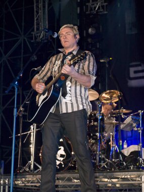 Simon Le Bon sahnede oynuyor.