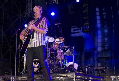 Simon Le Bon sahnede oynuyor.