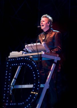 John Taylor sahnede oynuyor.