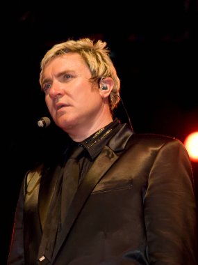 Simon Le Bon sahnede oynuyor.
