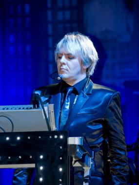 Nick Rhodes sahnede oynuyor.