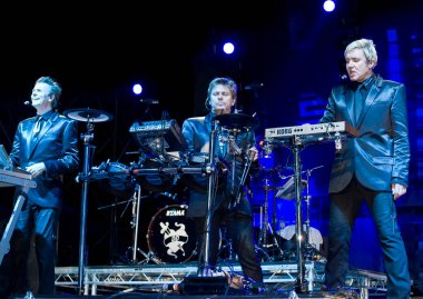 John ve Roger Taylor ve Simon Le Bon sahnede