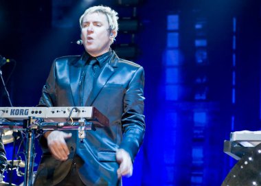 Simon Le Bon sahnede oynuyor.