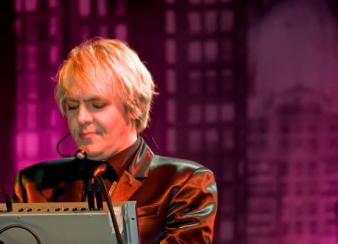 Nick Rhodes sahnede oynuyor.