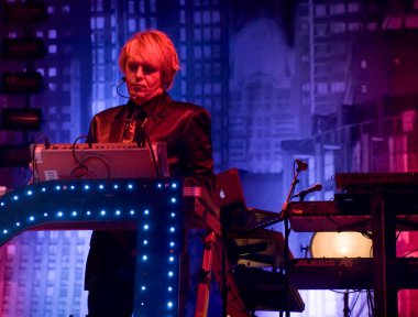 Nick Rhodes sahnede oynuyor.