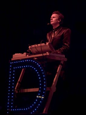 John Taylor sahnede oynuyor.