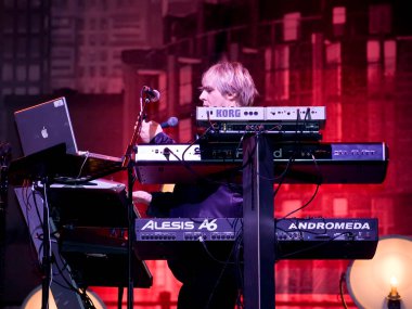 Nick Rhodes sahnede oynuyor.