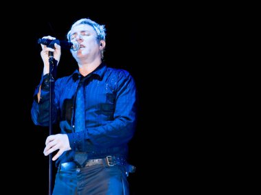 Simon Le Bon sahnede oynuyor.