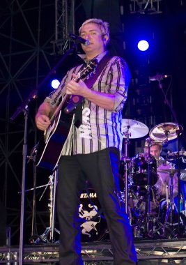 Simon Le Bon sahnede oynuyor.