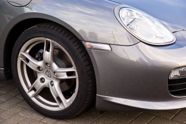 Gri Porsche. Ayrıntılı görünümü kapat