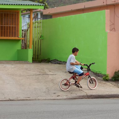 Porto Riko Kasabası 'nda insanlar yolda.