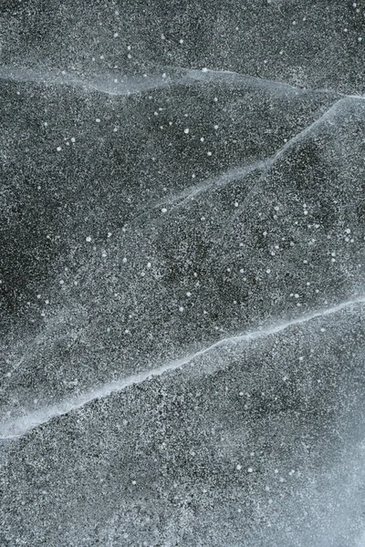 Neve Granulare Che Copre Ghiaccio Incrinato — Foto Stock