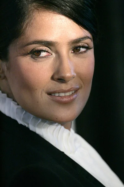 アレクサンダー マックイーンの衣装を着たSalma Hayek ビバリー ヒルトンで開催された2008年クリスタル ルーシー賞女性部門で受賞 — ストック写真