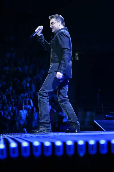 カリフォルニア州ロサンゼルスで開催された2008年6月25日に開催されたフォーラム 25ライブ ツアーで シンガー ジョージ マイケルがステージで演奏します — ストック写真