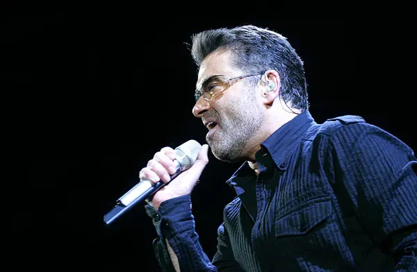 Los Angeles Czerwca Singer George Michael Występuje Scenie Podczas Trasy — Zdjęcie stockowe