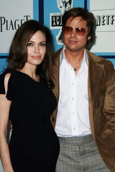 女優アンジェリーナ ジョリーと俳優ブラッド ピットは2008年2月23日にカリフォルニア州サンタモニカのサンタモニカ ピアで2008年フィルム インディペンデントのスピリット賞を受賞 — ストック写真