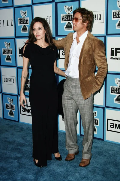 女優アンジェリーナ ジョリーと俳優ブラッド ピットは2008年2月23日にカリフォルニア州サンタモニカのサンタモニカ ピアで2008年フィルム インディペンデントのスピリット賞を受賞 — ストック写真