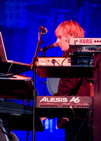Nick Rhodes sahnede oynuyor.