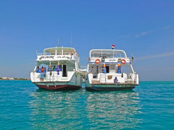 Denizde iki beyaz yat