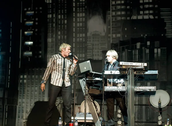 Nick Rhodes sahnede oynuyor.