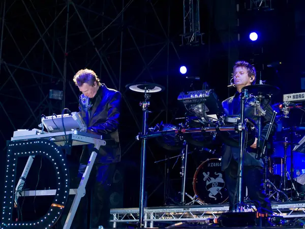 John Taylor ve Roger Taylor sahnede