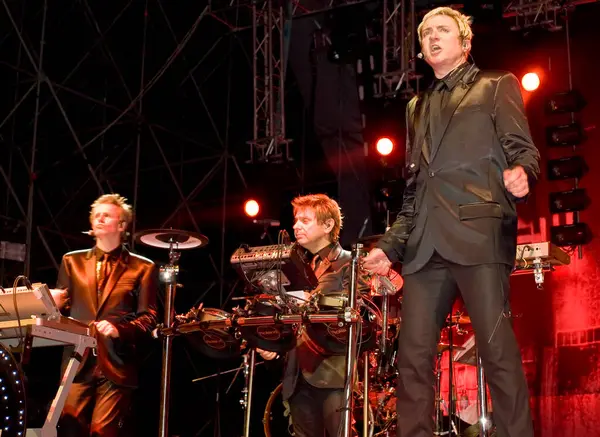 Simon Le Bon sahnede oynuyor.