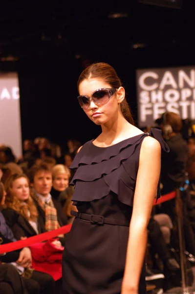 Modeshow Tijdens Cannes Hopping Festival — Stockfoto