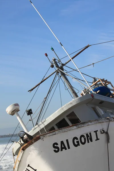 Рыбалка Лодке Спасения Берегу Моря — стоковое фото
