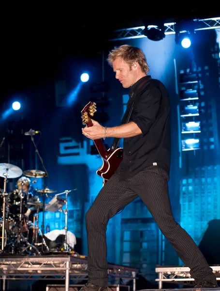 Dom Brown sahnede oynuyor.