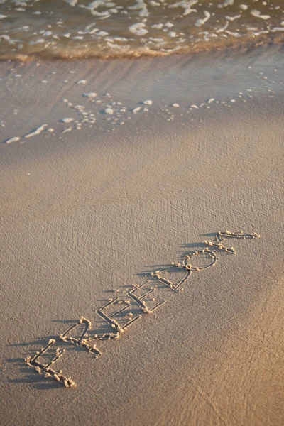 Текст Написан Песчаном Пляже — стоковое фото