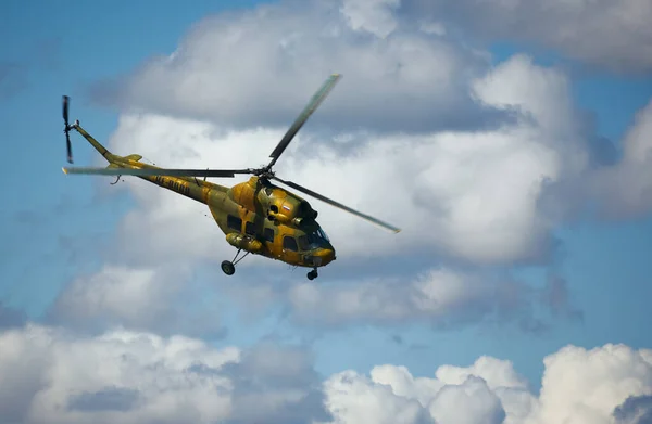 Helikopter Gökyüzünde Uçuyor — Stok fotoğraf