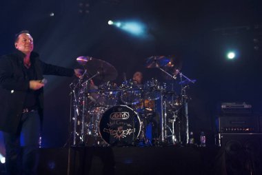 Simple Minds grubu konserde çalıyor.