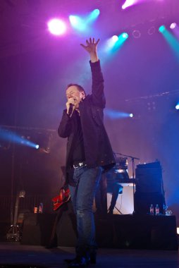 Simple Minds grubu konserde çalıyor.