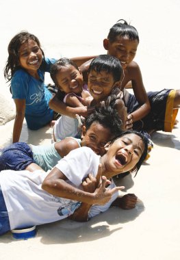 Sahildeki neşeli Filipinli çocuklar 
