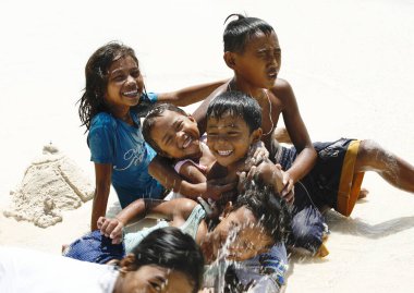 Sahildeki neşeli Filipinli çocuklar 
