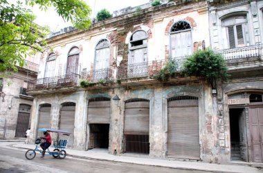Havana, Küba 'daki eski mimarinin manzaralı görüntüleri.