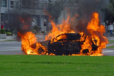 Sokakta yanan bir araba. Yangının ileri safhası