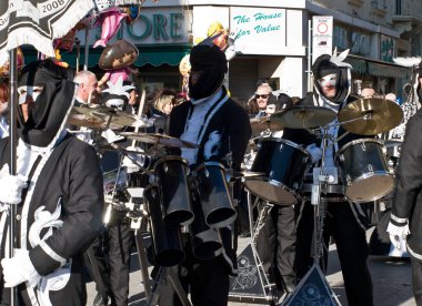 İnsanlar karnaval zamanı takılıyorlar.