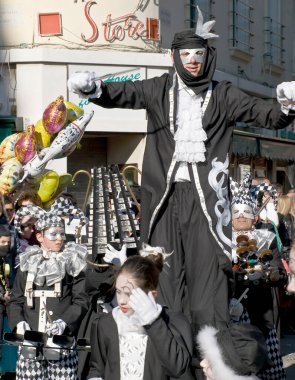 Ayakta yürüyenlerle karnaval geçidi