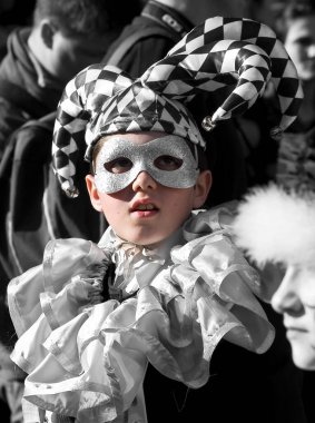 İnsanlar karnaval zamanı takılıyorlar.