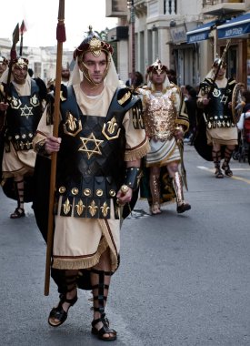 VALLETTA, MALTA - 30 Nisan 2018 'de Malta, Malta' da düzenlenen Kutsal Cuma geçit töreninde İncil 'deki tutku sahnelendi. Malta 'da Paskalya. Malta' da geleneksel Paskalya alayı.