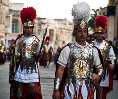 VALLETTA, MALTA - 30 Nisan 2018 'de Malta, Malta' da düzenlenen Kutsal Cuma geçit töreninde İncil 'deki tutku sahnelendi. Malta 'da Paskalya. Malta' da geleneksel Paskalya alayı.
