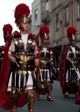 VALLETTA, MALTA - 30 Nisan 2018 'de Malta, Malta' da düzenlenen Kutsal Cuma geçit töreninde İncil 'deki tutku sahnelendi. Malta 'da Paskalya. Malta' da geleneksel Paskalya alayı.