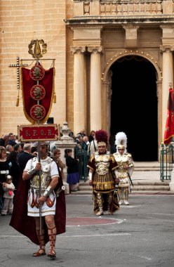VALLETTA, MALTA - 30 Nisan 2018 'de Malta, Malta' da düzenlenen Kutsal Cuma geçit töreninde İncil 'deki tutku sahnelendi. Malta 'da Paskalya. Malta' da geleneksel Paskalya alayı.