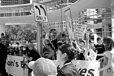 Yağmur Ormanları Eylem Komitesi Chevron 'un genel merkezinde protesto yaptı